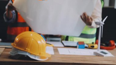 Ofiste çalışan inşaat mühendisi..