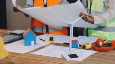 Mimar ev modeli üzerinde çalışıyor.