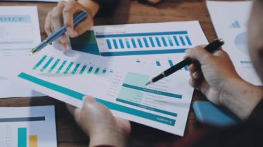 İşadamı kağıda yazıyor.