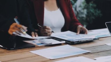 Ofiste çalışan iş kadını, tablet kullanıyor, belge üzerinde yazıyor