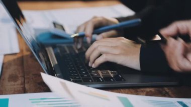 İş adamı dizüstü bilgisayar kullanıyor ve grafikleri analiz ediyor