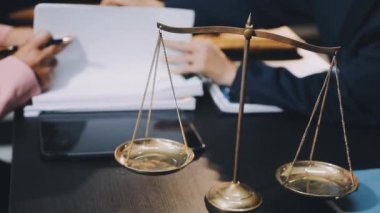 Yargıç 'ın seyahat ve hukuk kitabı mahkeme salonunda..