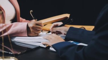 Belgeler üzerinde çalışan iş adamlarını kapatın.