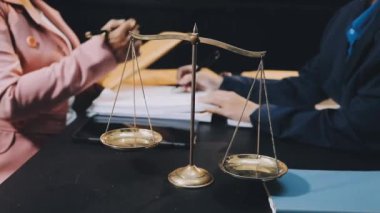 İş adamları ofiste sözleşmeyi tartışıyor ve imzalıyorlar