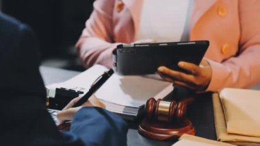 Ofisteki iş adamları.