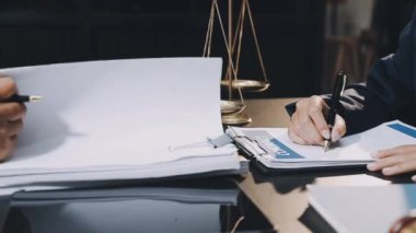 İşadamı ofiste sözleşme imzaladı