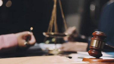 Yargıç Tokmak ve yargıç tokmağını tahta masaya koydu.