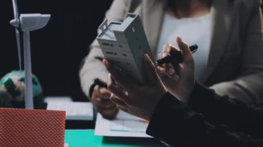 iş kadını dijital tablet kullanma
