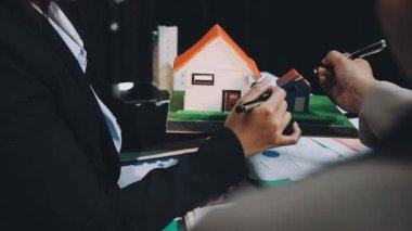 Emlakçı yeni ev modelinin anahtarlarını veriyor. Emlakçı ve satın alma, satın alma ve mülkiyet.