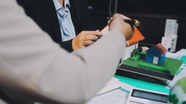 İnşaat projesinde çalışan mimar mühendisi