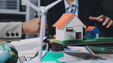 İş adamları birlikte çalışıyor.