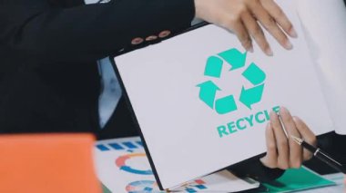 Arka planda geri dönüşüm işareti olan kağıt tutan kadın, yakın plan, ekolojik kavram