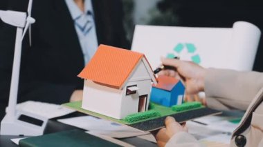 Emlakçı ev modelinin anahtarlarını veriyor. Satılık yeni bir ev alıyorum..