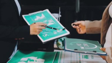 İş kadını, ofisteki bir raporu kontrol etmek için akıllı telefon kullanıyor. işletme, finans, yatırım, yatırım, dijital teknoloji.