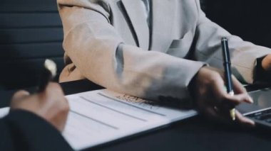 İş adamları modern ofiste çalışır.