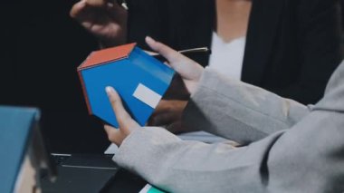 Ev almak için dijital tablet kullanarak kadın ellerini kapat.