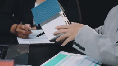 Modern bir ofis, iş ve yönetim konseptinde elinde kalem tutan ve masaya not yazan bir iş kadını.