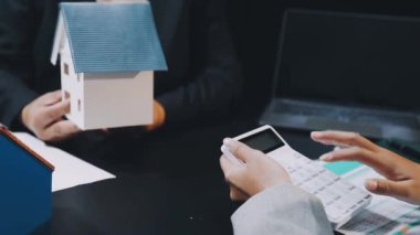 Dizüstü bilgisayarı ve akıllı telefonu olan genç bir iş adamı. Ofiste çalışan iş adamı..