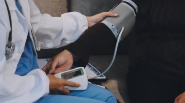 Doktor kan basıncını ölçüyor.