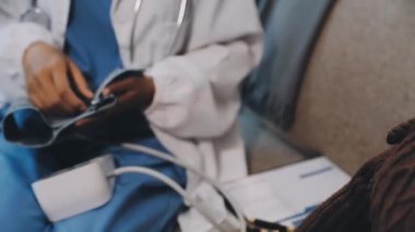 Üniformalı doktor ve hastane koğuşunda hasta.