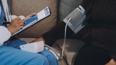 Steteskoplu kadın doktor hastanede. tıbbi konsept.