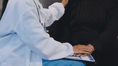 Steteskoplu bir doktor ve hastası.