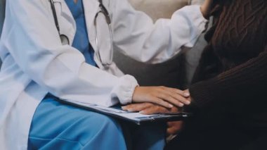 Doktor elini steteskopla kapat..