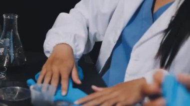 Test tüpü tutan bir bilim adamının yakınına.