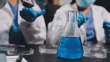 Kimyasal deney yapan bir bilim adamı.