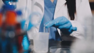 Laboratuvarda deney tüpü olan bir bilim adamı.