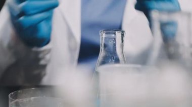laboratuvar test tüpü ile bilim adamı.