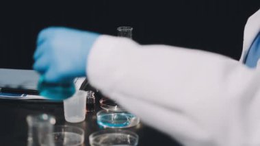 laboratuarda laboratuar asistanı