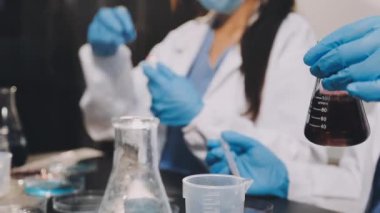 Test tüplü laboratuar asistanı