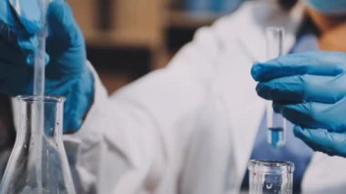 Laboratuvar bilim adamı deney tüpleri tutuyor. Kapat - kapat.