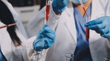 Bilim adamı deney tüpüyle çalışıyor..