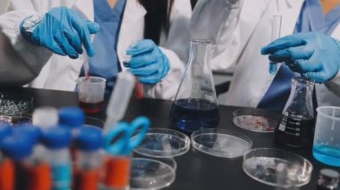 Sıvı cam tüp tutan bilim adamına yakın çekim.