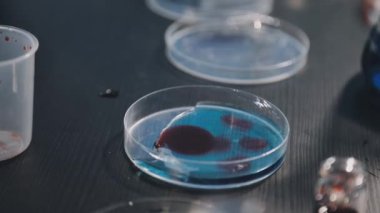 Laboratuvarın kana bulanmış camına yakından bak.