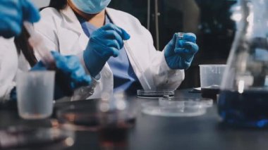 Laboratuvarda çalışan bilim adamı.