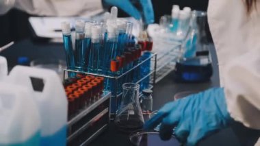 Laboratuvarda deney tüpü ve sıvıyla çalışan bilim adamı.