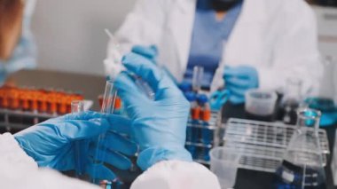 Bir laboratuvarda bilim adamının yakın plan çekimi..