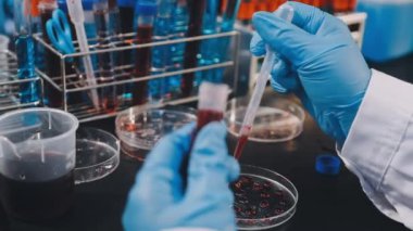 Laboratuvarda laboratuvar asistanı.