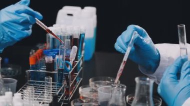 Laboratuvar ekipmanlarıyla çalışan bilim adamlarına yakın çekim