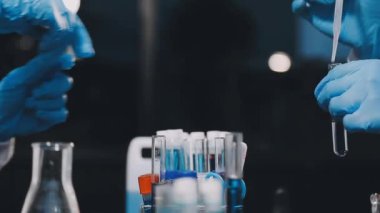 Laboratuvarda çalışan bilim adamı