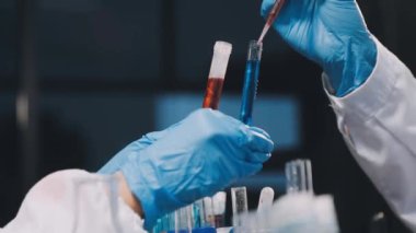 Laboratuvarda çalışan bilim adamı.