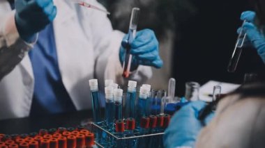 Bilim adamı laboratuvarda araştırma yapıyor..