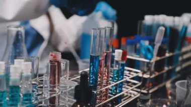 Kan örnekleriyle laboratuvar test tüpleri..