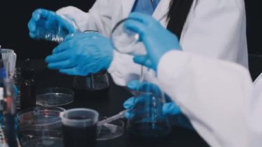 Laboratuvar üzerinde çalışan bilim adamı