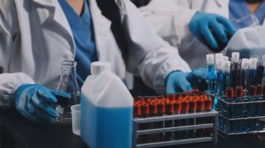 Yakın çekim. Elinde mikroskop olan bir bilim adamı..