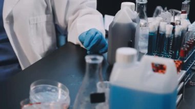 Laboratuvarda çalışan bilimadamlarına yakın çekim