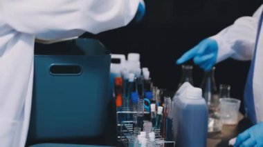 Laboratuvarda çalışan bilim adamı.